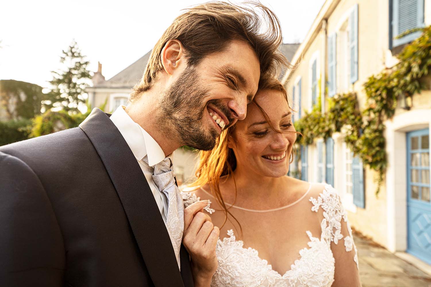 couples de jeunes maries a angers souriant et amoureux lors de lors seance fiançailles ou engagement