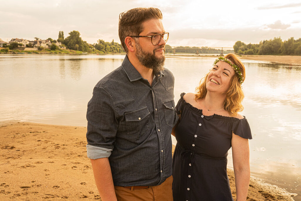07 Photographe-seance-couple-angers-plage-bord-de-loire